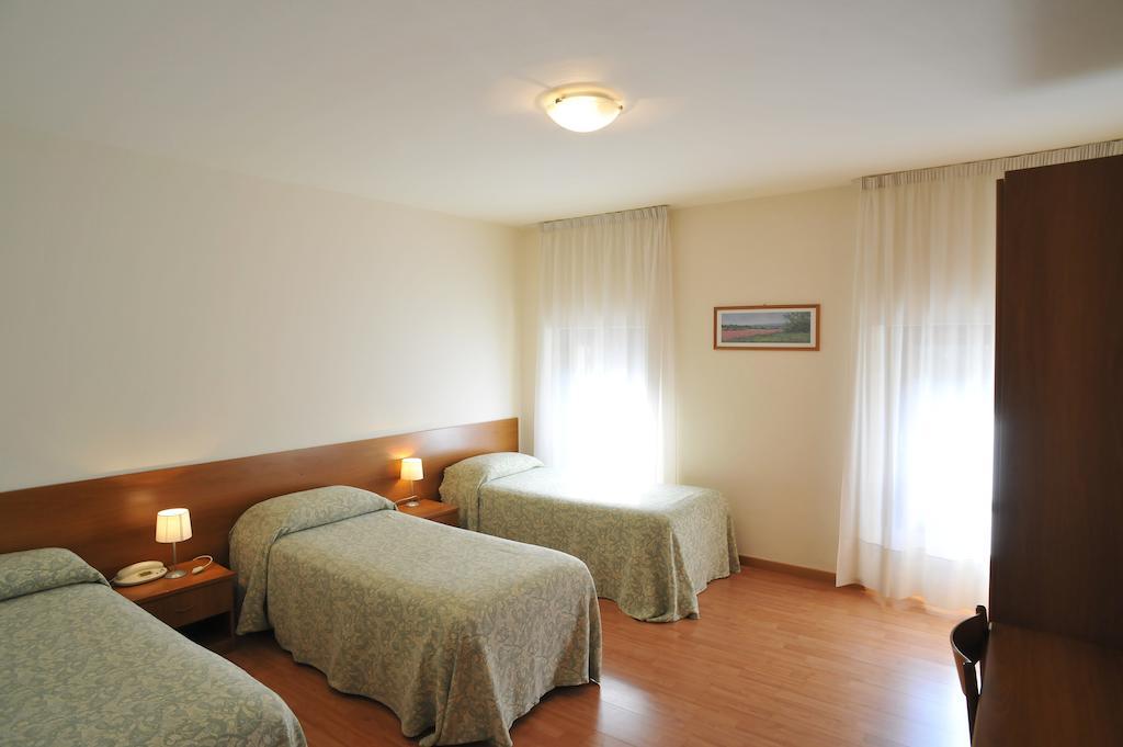 Albergo Croce D'Oro Dolcè Exterior foto